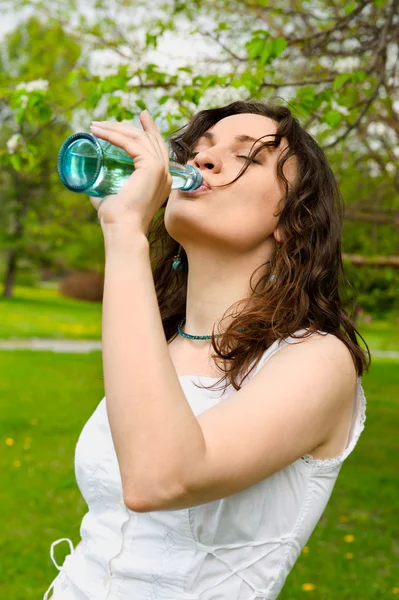 Jeune femme buvant de l'eau à l'extérieur — Photo