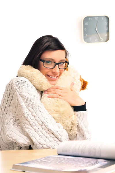 Nahaufnahme Porträt einer jungen Frau, die ihr Stofftier umarmt — Stockfoto
