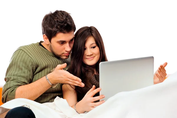 Retrato de um jovem casal feliz olhando para a tela enquanto usi — Fotografia de Stock