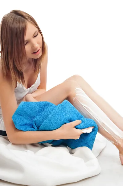 Roztomilá žena si neholí nohy — Stock fotografie