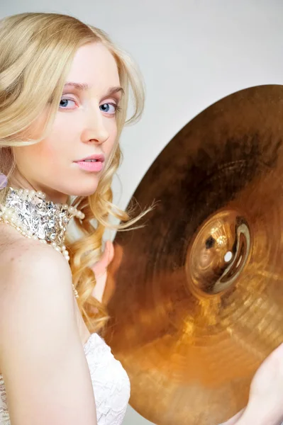 Närbild porträtt av fashionabla kvinna håller cymbal och ser — Stockfoto