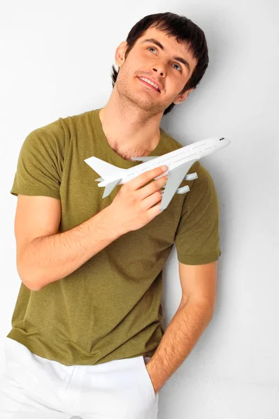 英俊的白种人男子持有飞机在 h 的特写肖像 — 图库照片