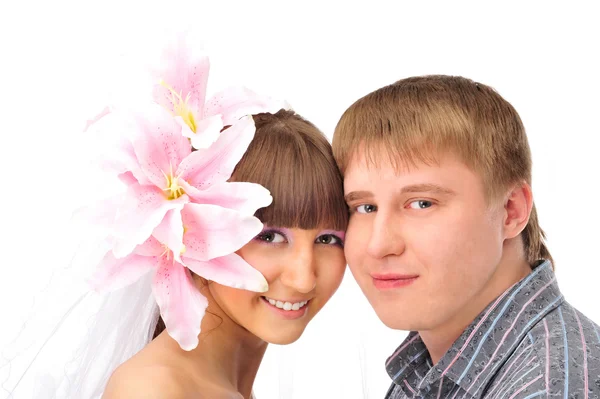 Closeup portret van de jonge Kaukasische bruid en bruidegom tegen whit — Stockfoto