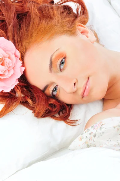 Крупним планом портрет молодої красивої білої жінки з червоним волоссям — стокове фото
