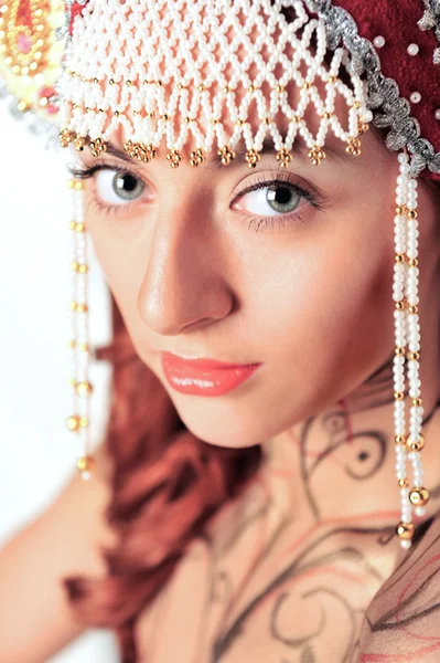 포즈를 취하 니 빨간 머리를 가진 예쁜 젊은 여자의 근접 촬영 초상화 — 스톡 사진