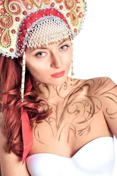 Nahaufnahme Porträt einer hübschen jungen Frau mit roten Haaren posiert nea — Stockfoto
