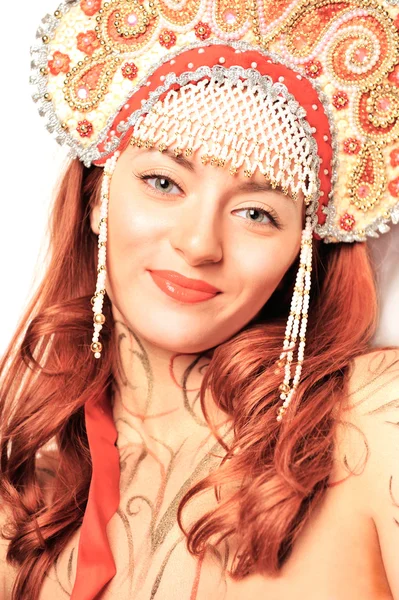 Gros plan portrait de jolie jeune femme aux cheveux rouges posant nea — Photo