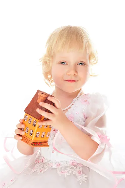 Närbild porträtt av lilla kaukasiska flicka håller hus byggnad — Stockfoto