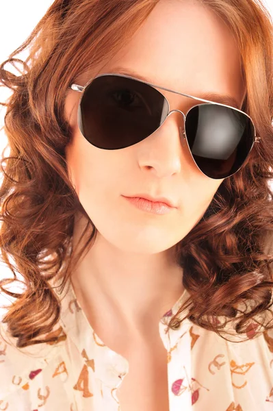Primer plano retrato de hermosa mujer de moda con gafas de sol o — Foto de Stock