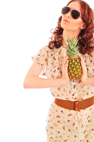Closeup πορτρέτο του αφηρημάδα γυναίκα που κρατά ανανά, φρούτα μας — Φωτογραφία Αρχείου