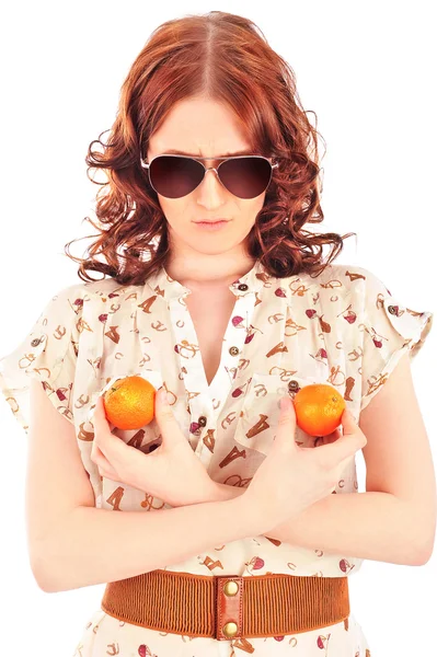 Aufnahme einer schönen jungen Frau mit Mandarinen in der Nähe der Brust. Lebensmittel — Stockfoto