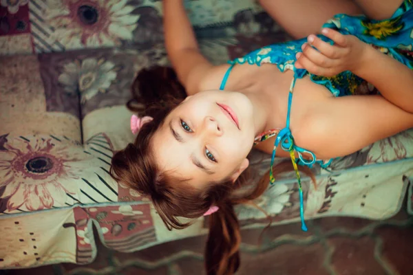 ソファの上に敷設若い女の子の芸術的なライフ スタイルのショット。nat — ストック写真