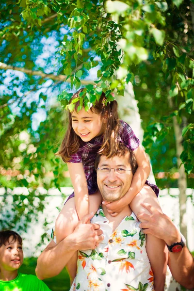 Estilo de vida artístico foto de la familia feliz: padre a cuestas su d —  Fotos de Stock