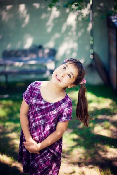 Estilo de vida artístico foto de linda niña al aire libre en verano p —  Fotos de Stock