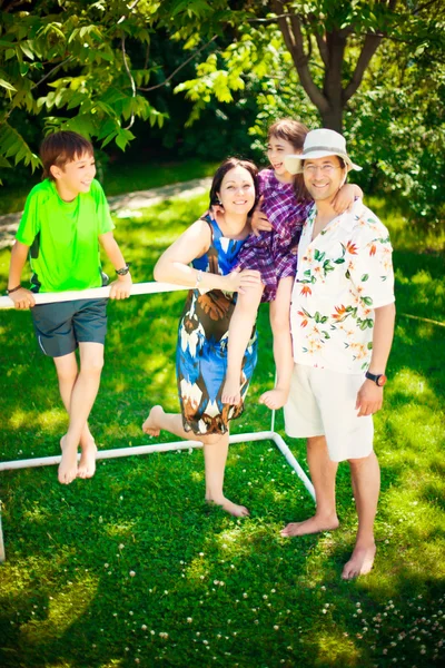 Estilo de vida artístico foto de plena família feliz que coloca relaxado em — Fotografia de Stock