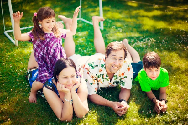 Konstnärliga livsstil foto av fullständig lycklig familj om avslappnad på — Stockfoto