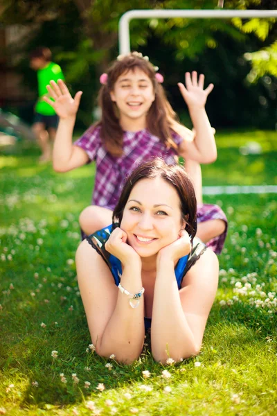 艺术生活照片幸福的家庭: 成年女性和她的女儿 — 图库照片