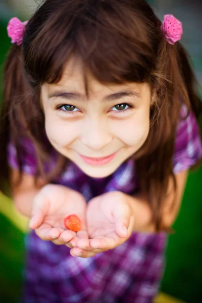 Künstlerischen Lebensstil Foto von niedlichen kleinen Mädchen im Freien im Sommer p — Stockfoto