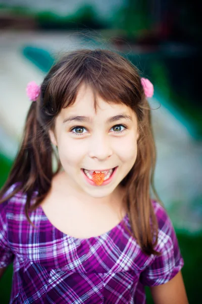 Artistieke levensstijl foto van schattig klein meisje buiten bij zomer p — Stockfoto