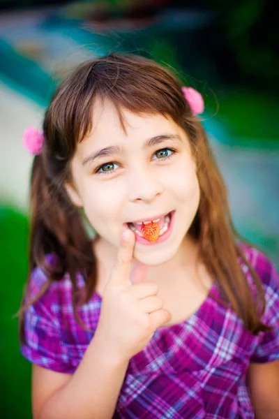 Artistic lifestyle photo of cute little girl outdoor at summer p — Stock Photo, Image