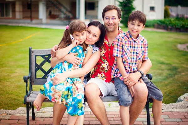芸術的なライフ スタイルの屋外で楽しんで幸せな家族の写真 — ストック写真