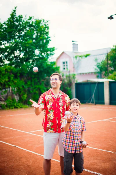 Konstnärliga livsstil foto av lycklig familj: vuxen man och hans son — Stockfoto