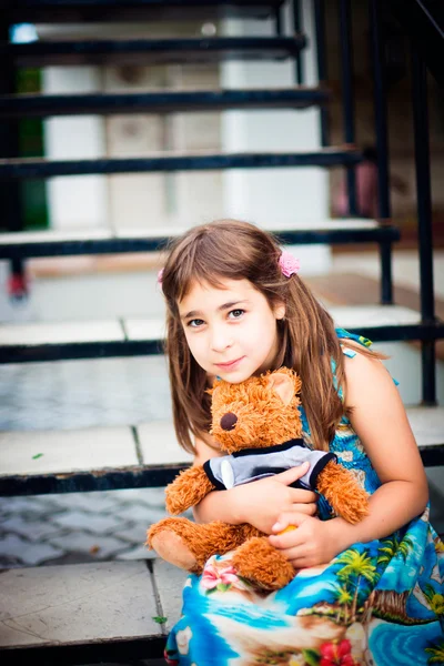 Artistieke levensstijl foto van schattig klein meisje buiten zitten op — Stockfoto