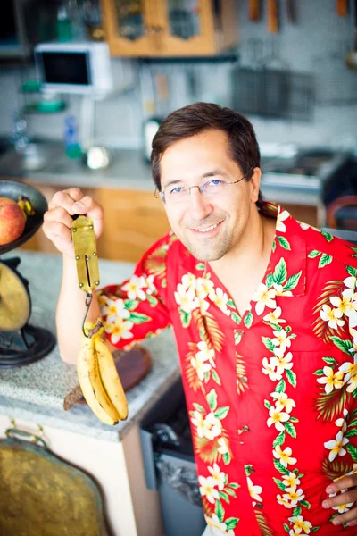 Estilo de vida artístico foto de adulto amigável homem em sua cozinha em — Fotografia de Stock