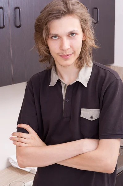 Porträtt av en ung man i hans kök — Stockfoto