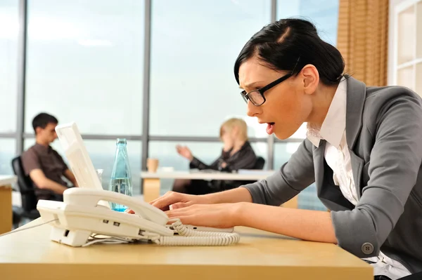 Portret zbliżenie ładny młody biznes kobiety za pomocą laptopa — Zdjęcie stockowe