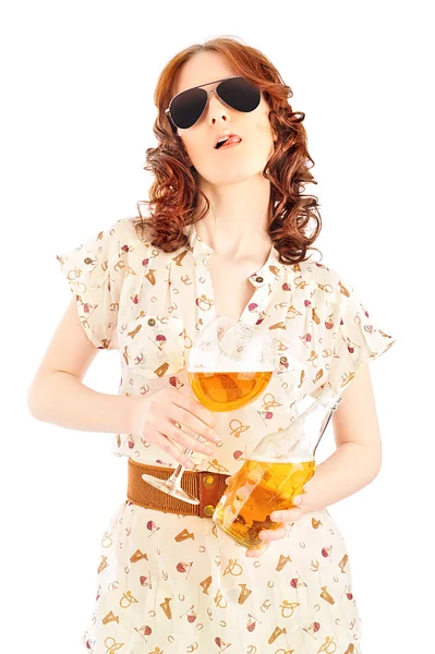 Забавная женщина держит пиво Октоберфест — стоковое фото