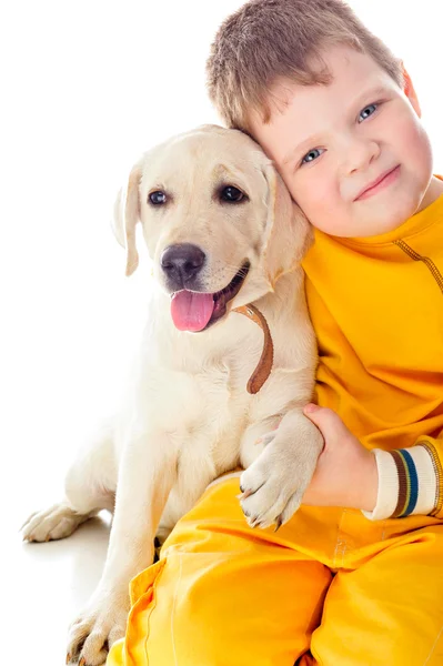 Stilig ung pojke leker med sin hund mot vit bakgrund — Stockfoto