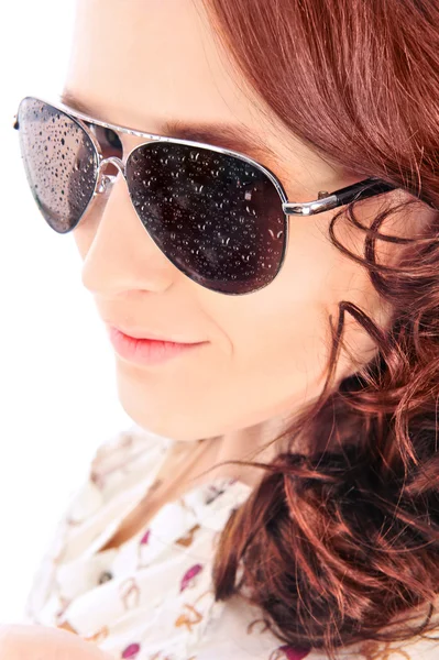 선글라스 o를 입고 아름 다운 패션 여자의 근접 촬영 초상화 — 스톡 사진
