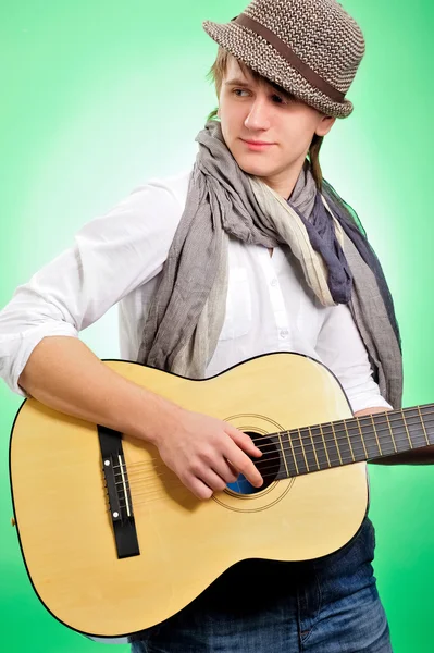 귀여운 백인 남자가 g 이상 기타를 연주의 클로 우즈 업 초상화 — 스톡 사진