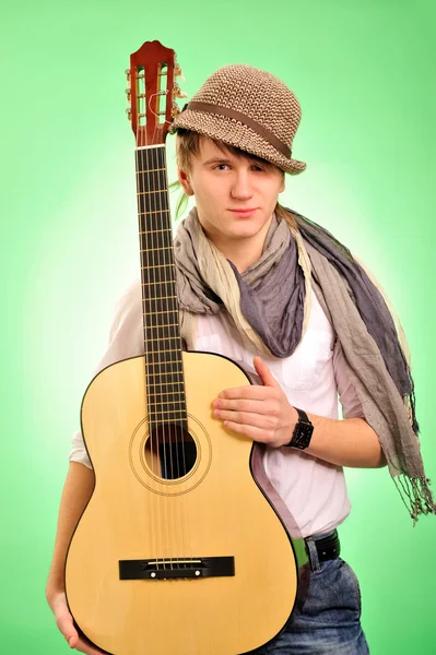 Closeup πορτρέτο του χαριτωμένο καυκάσιος ανθρώπου που παίζει κιθάρα πάνω από g — Φωτογραφία Αρχείου
