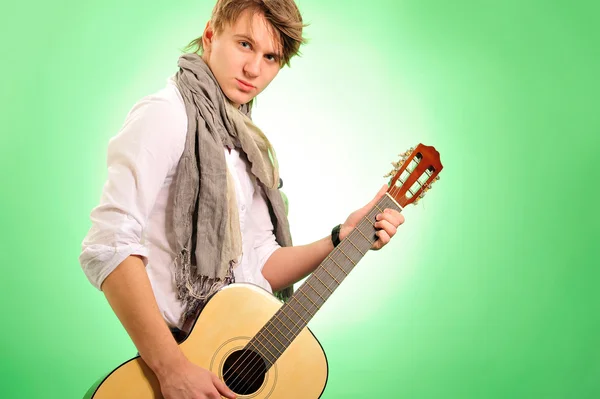 Closeup πορτρέτο του χαριτωμένο καυκάσιος ανθρώπου που παίζει κιθάρα πάνω από g — Φωτογραφία Αρχείου
