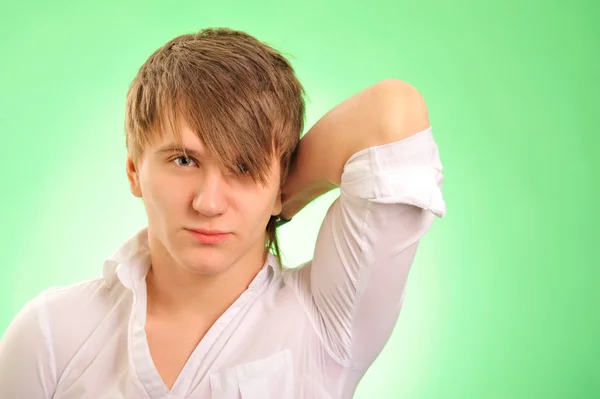 Porträt eines hübschen jungen Mannes vor grünem Hintergrund — Stockfoto
