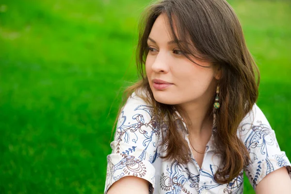 Closeup portret van vrij jonge vrouw rustend op gras en smil — Stockfoto