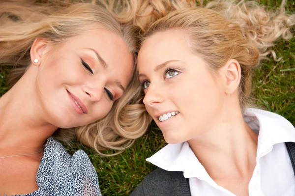 Zwei befreundete Frauen im Park — Stockfoto