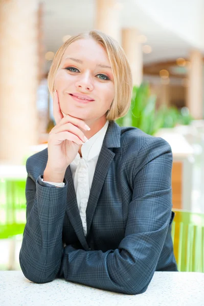 Portret van een mooie zakenvrouw zit op haar Bureau — Stockfoto