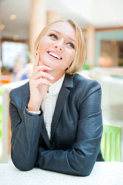 Ritratto di una bella donna d'affari seduta alla scrivania — Foto Stock