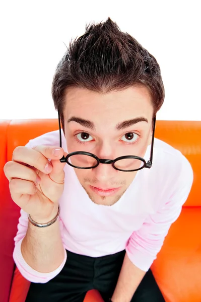 Vista de cima de homem de óculos olhando para câmera com as mãos o — Fotografia de Stock
