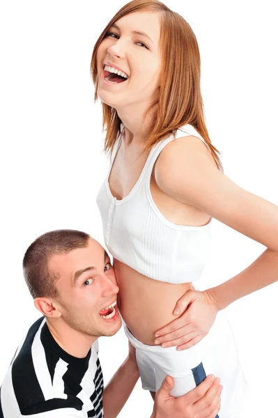 Homem alegre ouvindo a barriga de sua esposa grávida e rir — Fotografia de Stock