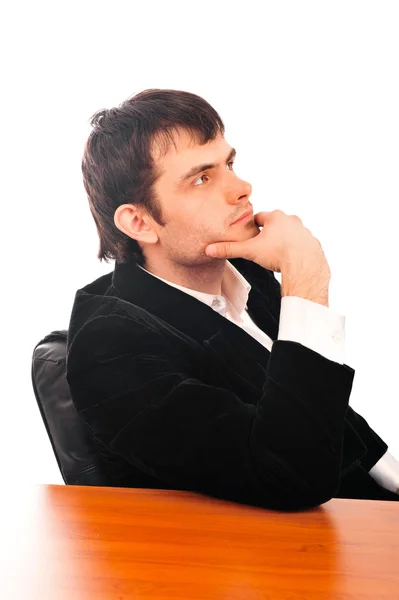 オフィスで座っているスーツで幸せな青年実業家の肖像画 — ストック写真