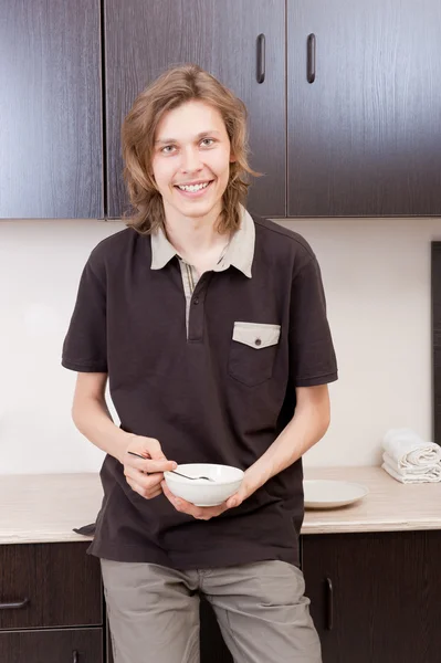 Glad ung man efter att ha en frukost hemma — Stockfoto