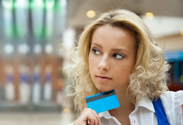 Красива покупка жінка тримає кредитну картку — стокове фото