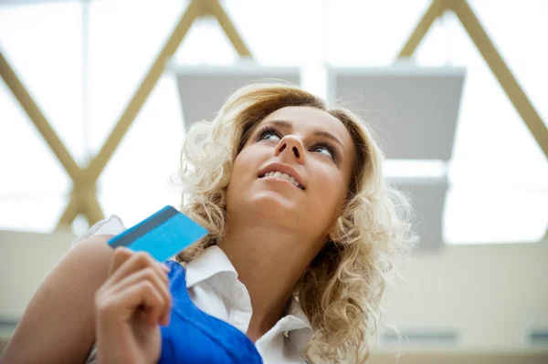Hermosa mujer de compras sosteniendo una tarjeta de crédito — Foto de Stock