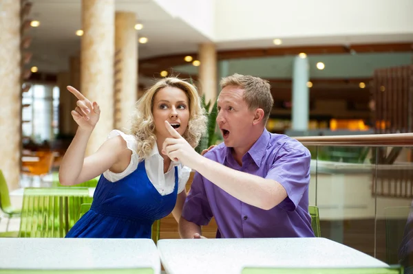 Young debating or talking couple inside mall sitting near the ta — Stock Photo, Image