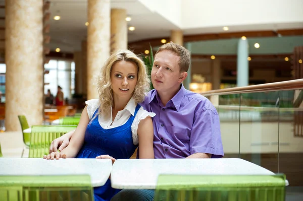 Portrét šťastný mladý manželský pár hledá daleko při sezení u — Stock fotografie