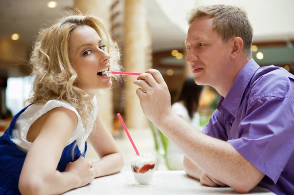 Retrato de cerca de una joven linda pareja en el café del centro comercial. Hombre proposin —  Fotos de Stock